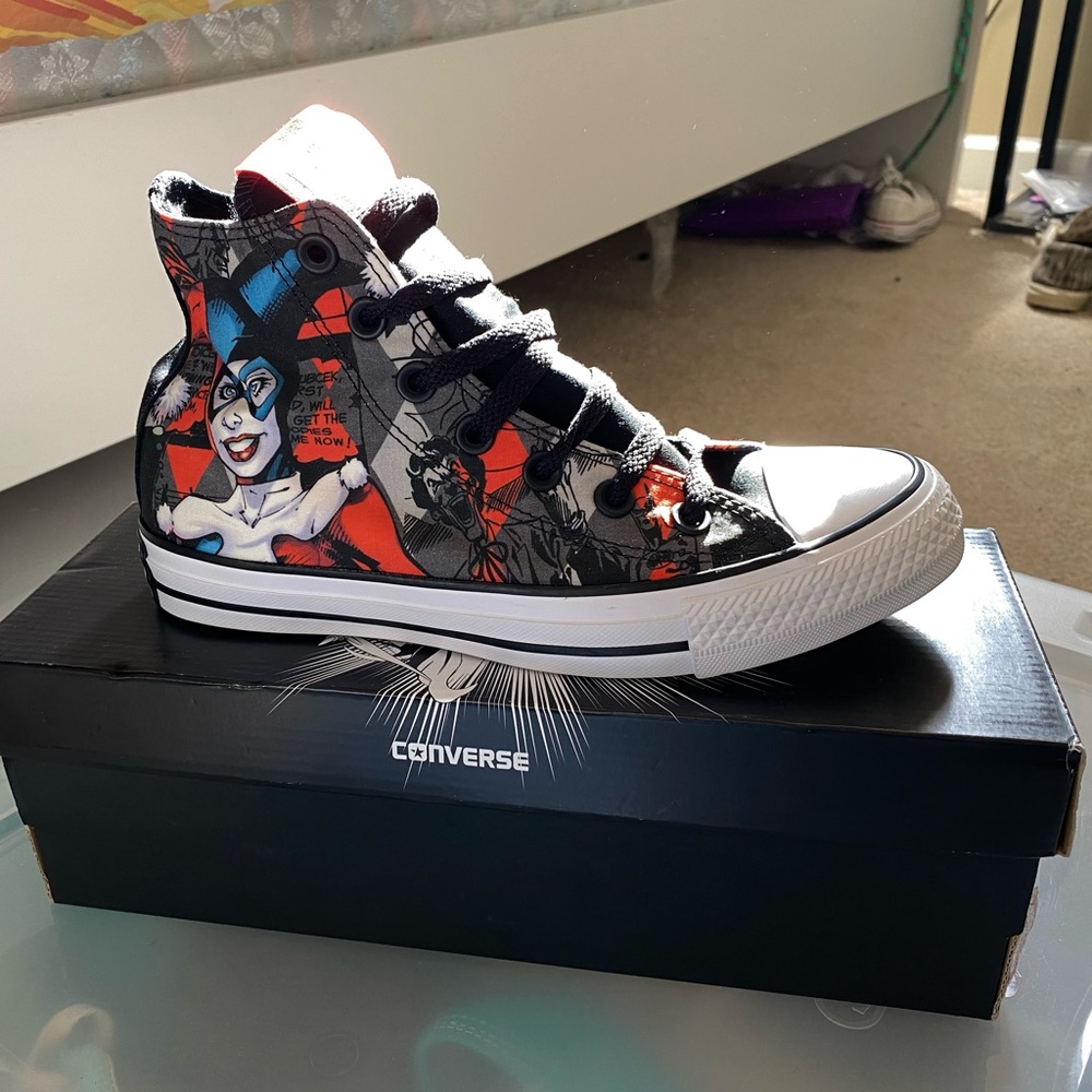DC Comics Converse, never worn, NWT, Size 6